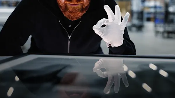 Santa's taking care of your X-Mas Order Wir sehen einen Mann mit rotem Bart, der sich über ein gerahmtes Bild beugt und mit den Händen seine Freude über die gelungen Arbeit ausdrückt.