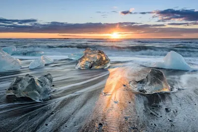LP | Magazin | Inspiration | Product Grid Section | Artikelübersicht | Bart Heirweg im Interview | Image Icy beach in front of a sunset - photo by Bart Heirweg.