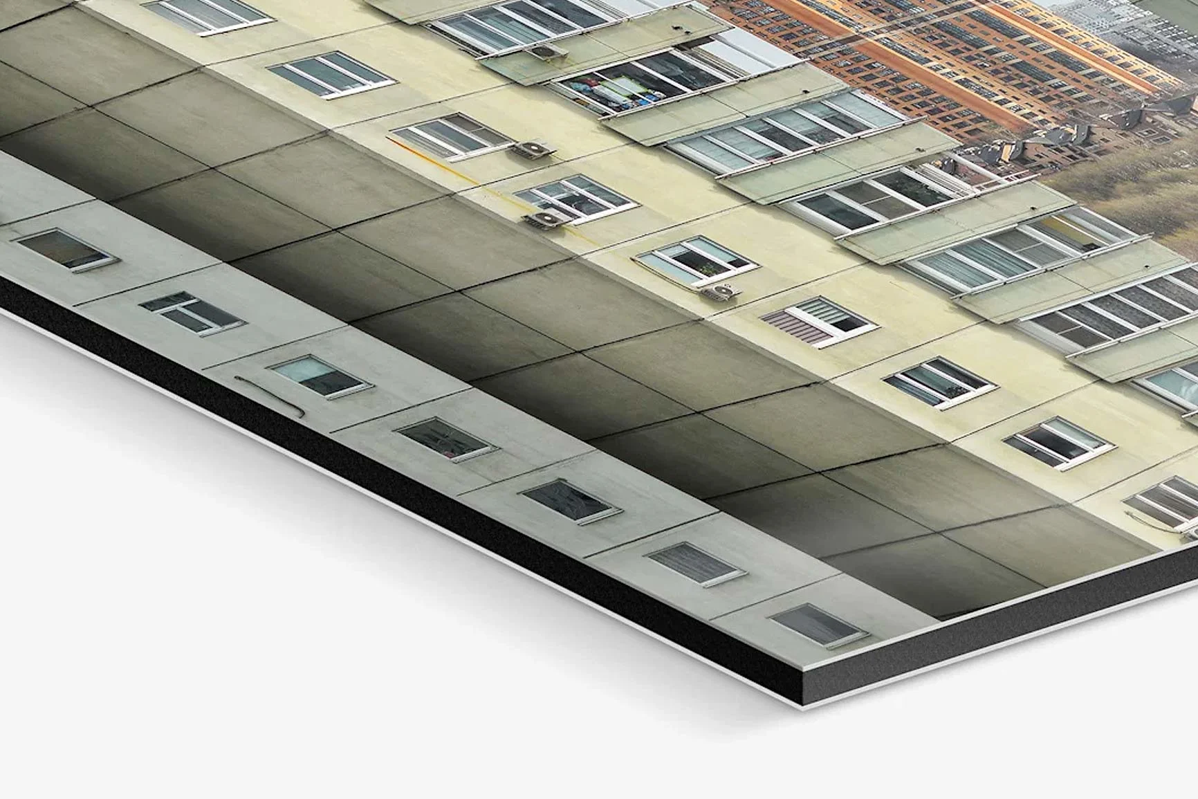 Detailansicht eines Alu-Dibond-Direktdrucks. welche die Struktur und die reflektierende Oberfläche zeigt. Detailansicht eines Alu-Dibond-Direktdrucks. welche die Struktur und die reflektierende Oberfläche zeigt.