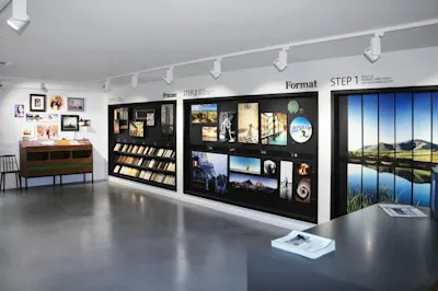 WhiteWall Store New York City Innenansicht des WhiteWall Stores mit Bilderwänden und Beratungstisch.