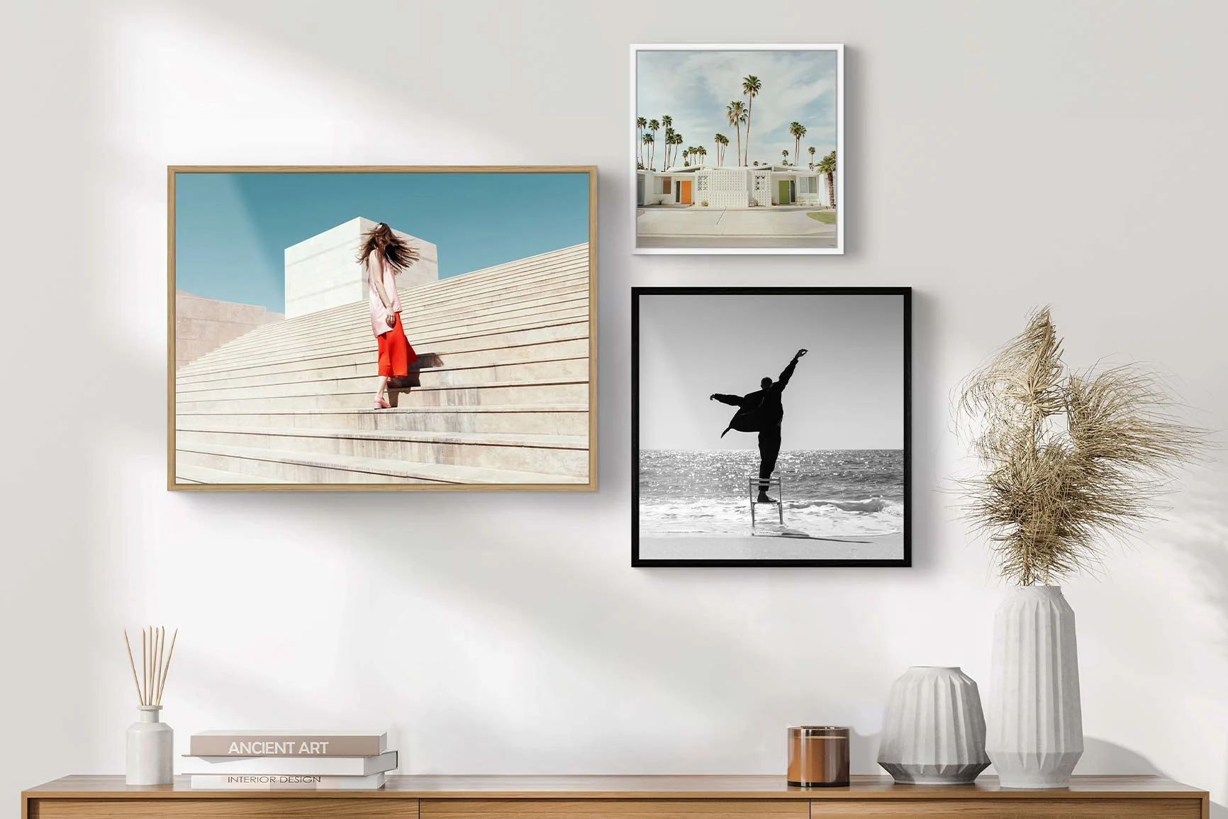 Tres fotos enmarcadas en una pared sobre un aparador con decoración. Tres fotos enmarcadas en una pared sobre un aparador con decoración.