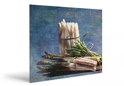 Grüner und weißer Spargel Bündel aus grünem und weißem Spargel, gebunden mit Schnur, vor blauem Hintergrund.