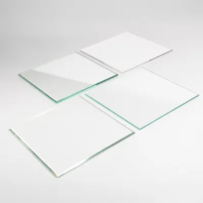Aperçu des différents échantillons de verre Quatre échantillons de verre disposés côte à côte sur fond blanc.
