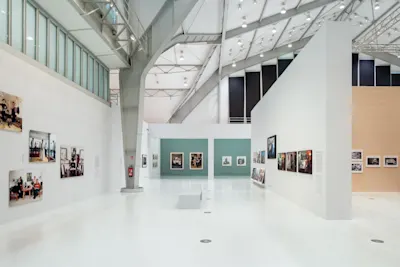 WhiteWall – Ausstellung „Family Affairs“ Moderne Kunstausstellung mit großformatigen Fotografien in heller Halle.