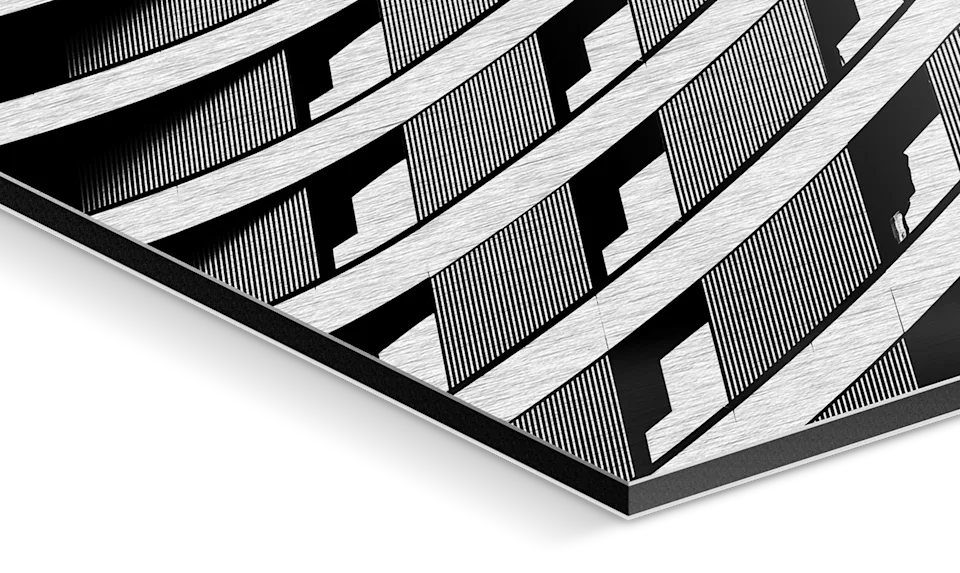 Nahaufnahme eines Direktdrucks auf gebürstetem Aluminium in Silber.