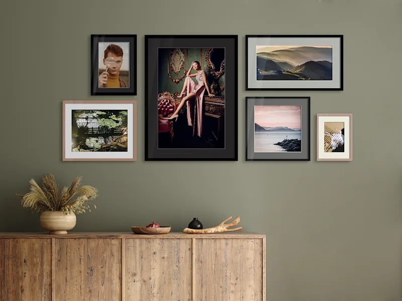 Foto con passepartout Cornici passepartout con diversi motivi fotografici su una parete.