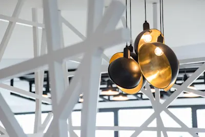 LP | Magazin | Inspiration | Product Grid Section | Auch interessant | Interior-Fotografie | Grid #2 | Image Lampes suspendues en noir et or dans une pièce moderne.