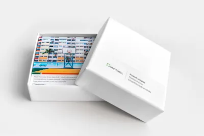 Boîte d'échantillon Boîte ouverte avec des échantillons de produits visibles à l'intérieur