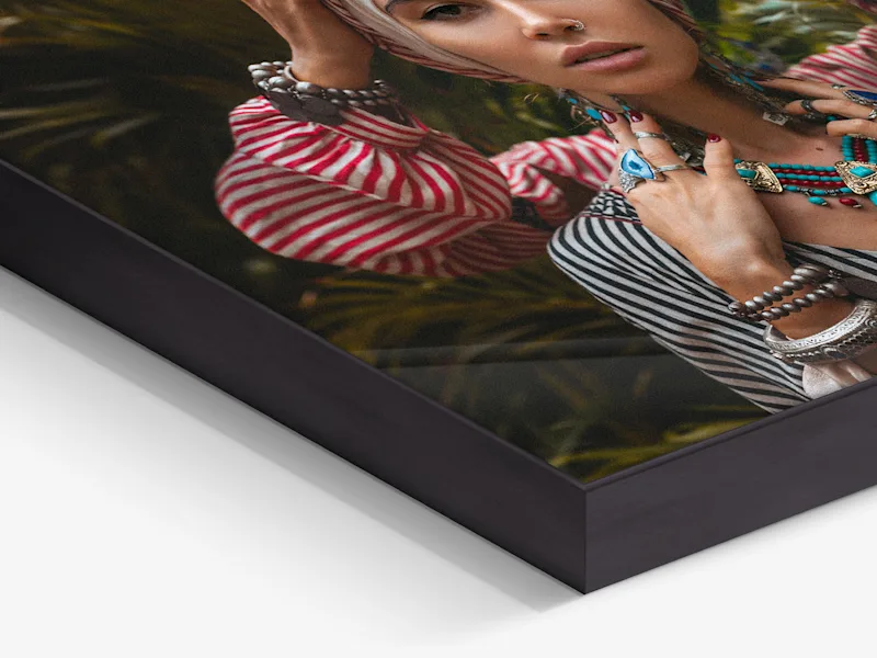 Foto in ArtBox aus Holz Nahaufnahme von einem Foto von einer Person, welche einen Turban von einer Frau hält, gerahmt in einer ArtBox aus Holz.