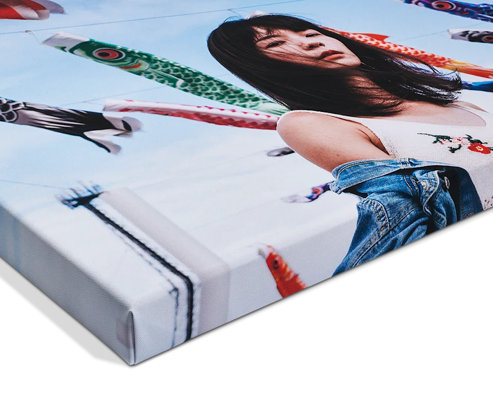 Impression sur toile mate sur châssis avec bords enveloppants.