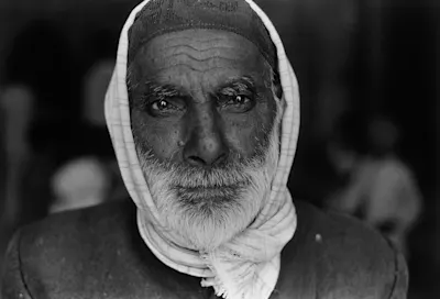 Ausstellung „Reflections of India“ Älterer Mann mit Kopftuch, schwarz-weiß-Porträt.