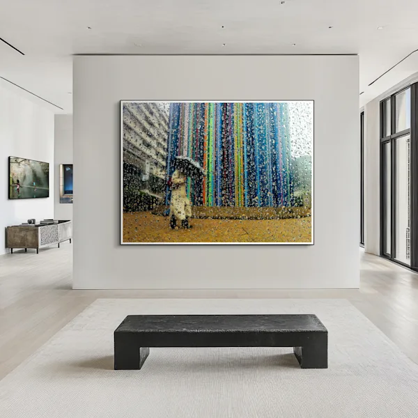 Acrylglas-Foto mit Frau unter Regenschirm vor buntem Hintergrund Mehrere Acrylglas-Fotos an den Wänden, darunter ein Bild mit einer Person unter einem Regenschirm vor einem farbigen, vertikal gestreiften Hintergrund.