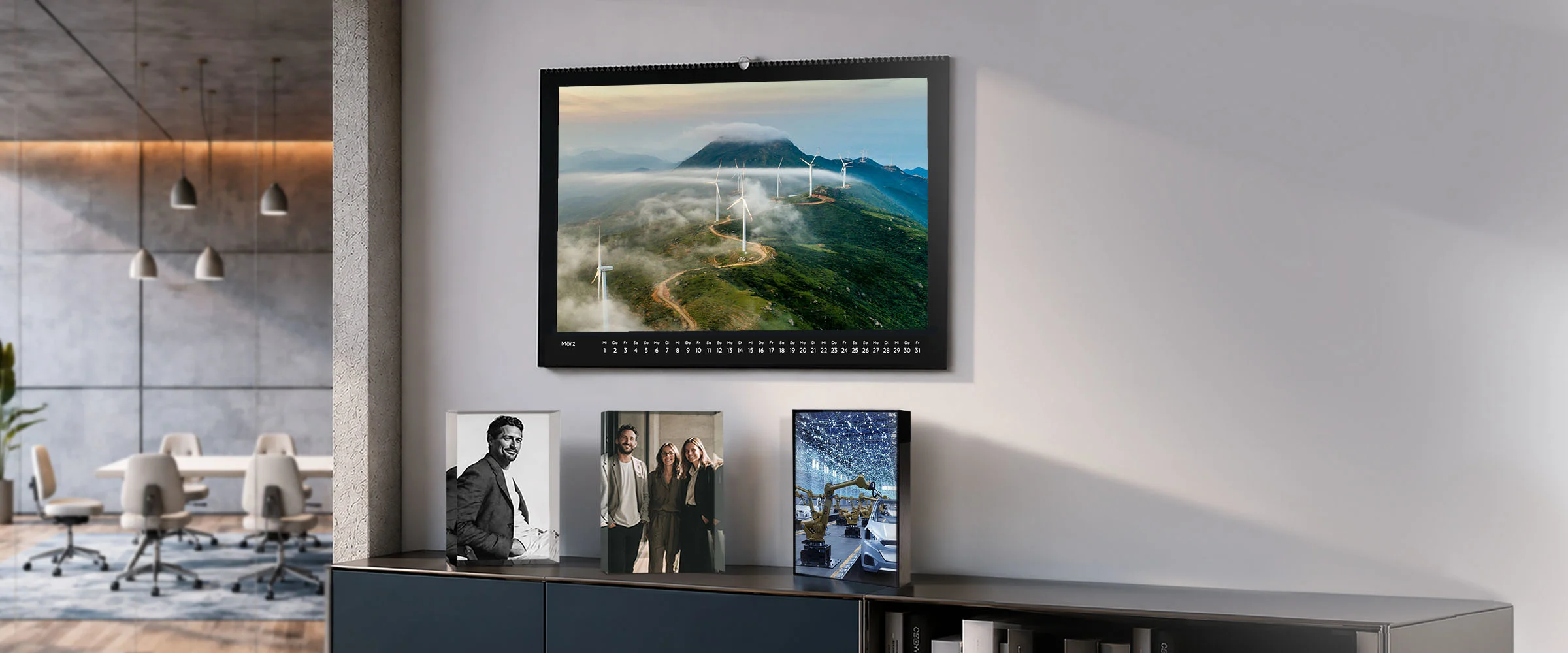 Collection de portraits professionnels d’entreprise et de photos de groupe disposés sur une étagère contre un mur gris clair