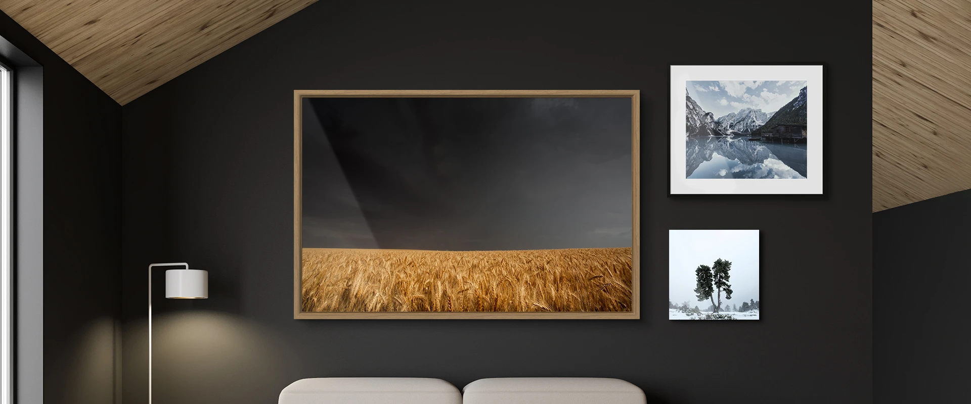 An example topic for a digital appointment is the visualisation and hanging. The image shows the selected motif printed and hanging on the wall next to other framed prints.