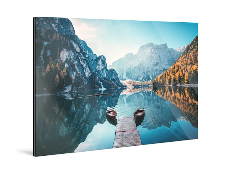 Foto-Abzug hinter Acrylglas glänzend Bootssteg mit zwei Booten nebeneinander in einem sich spiegelnden Bergsee, als Original-Fotoabzug unter Acrylglas.