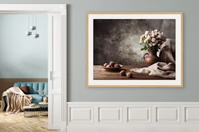 Stillleben Gerahmtes Stillleben mit Blumen und Walnüssen an grauer Wand in modernem Wohnzimmer.