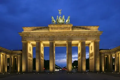 Brandenburger Tor Beleuchtetes Brandenburger Tor in Berlin bei Dämmerung, frontal aufgenommen.