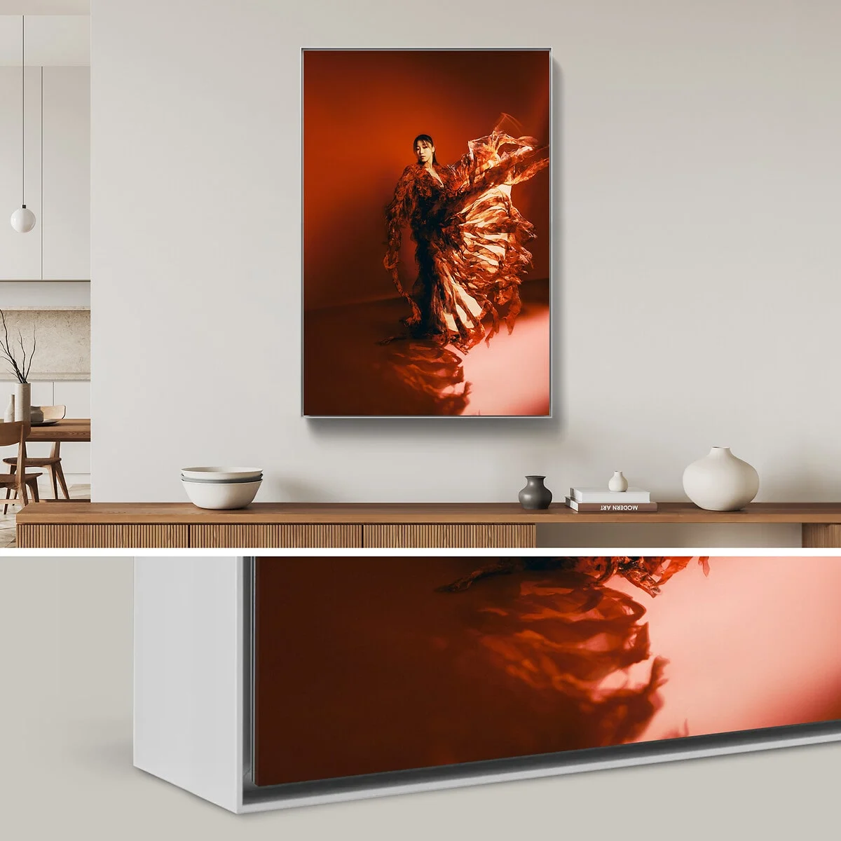 Modernes Wohnzimmer mit großem abstraktem orange-schwarzem Kunstwerk über einer Holzkonsole mit minimalistischer weißer Dekoration, gerahmt in ArtBox Aluminium in Silber. Modernes Wohnzimmer mit großem abstraktem orange-schwarzem Kunstwerk über einer Holzkonsole mit minimalistischer weißer Dekoration, gerahmt in ArtBox Aluminium in Silber.