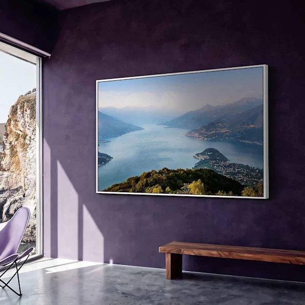 Schattenfugen-Rahmen mit Landschaftsfoto Schattenfugen-Rahmen mit Landschaftsfoto eines Sees und Bergen in einem modernen Raum mit dunkelvioletter Wand.