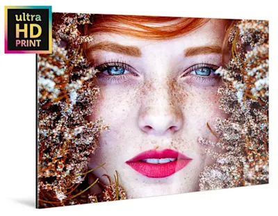 ultraHD-Abzug mit Porträtfoto Nahaufnahme einer Frau mit Sommersprossen, roten Haaren und roten Lippen, umgeben von Pflanzen.