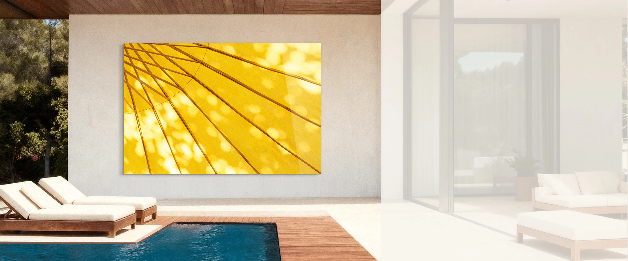 Moderne zwembadlounge met witte ligstoelen, houten terras en opvallende gele geometrische wandkunst tegen witte muren