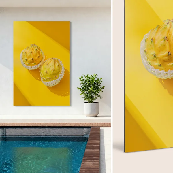 ChromaLuxe HD-metalen print hangend in een lounge ChromaLuxe HD metalen print met geel motief, hangend in een zwembadlounge