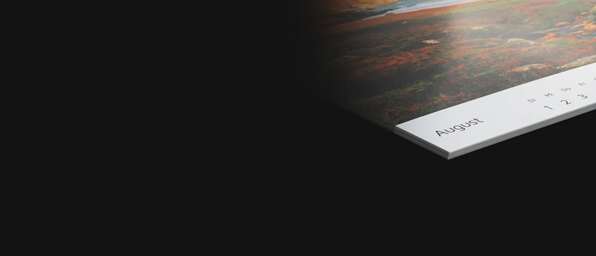 Fotokalender USP Weißer minimalistischer Fotokalender mit dezenter Textur und klarer Typografie, aus verschiedenen Blickwinkeln auf dunklem Hintergrund dargestellt
