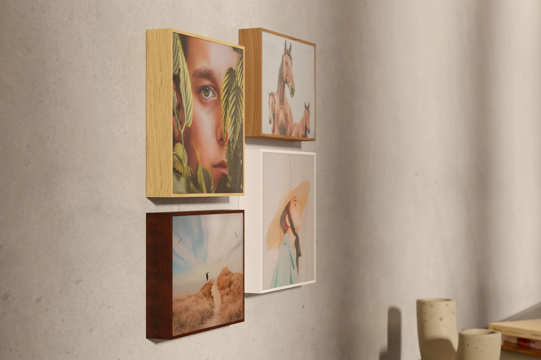 Quattro ArtBox con motivi diversi su una parete sottostante: cavallo, persone e paesaggio. Quattro ArtBox con motivi diversi su una parete sottostante: cavallo, persone e paesaggio.