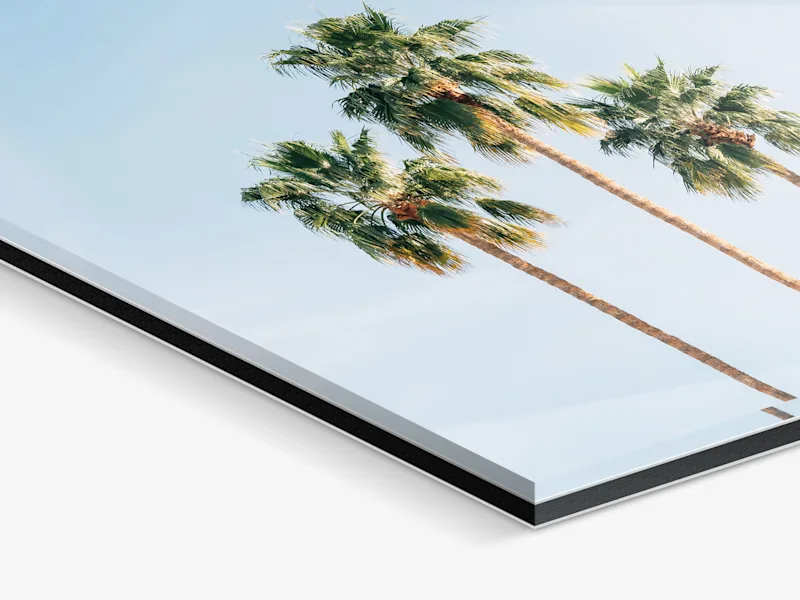 Fotoaufsteller aus Acrylglas Nahaufnahme eines Acryldrucks, der die Schichten (Dibond-Trägermaterial und Acrylglas) zeigt.