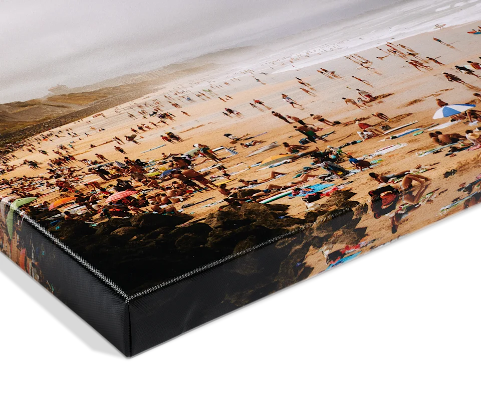 Hochglänzender Leinwanddruck auf Keilrahmen mit umlaufenden Kanten.