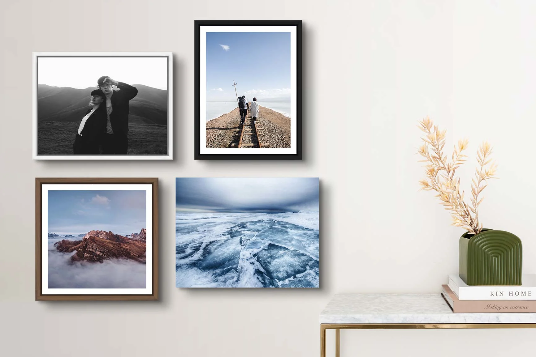 Quatre photos encadrées sur un mur avec différents motifs photographiques. Quatre photos encadrées sur un mur avec différents motifs photographiques.