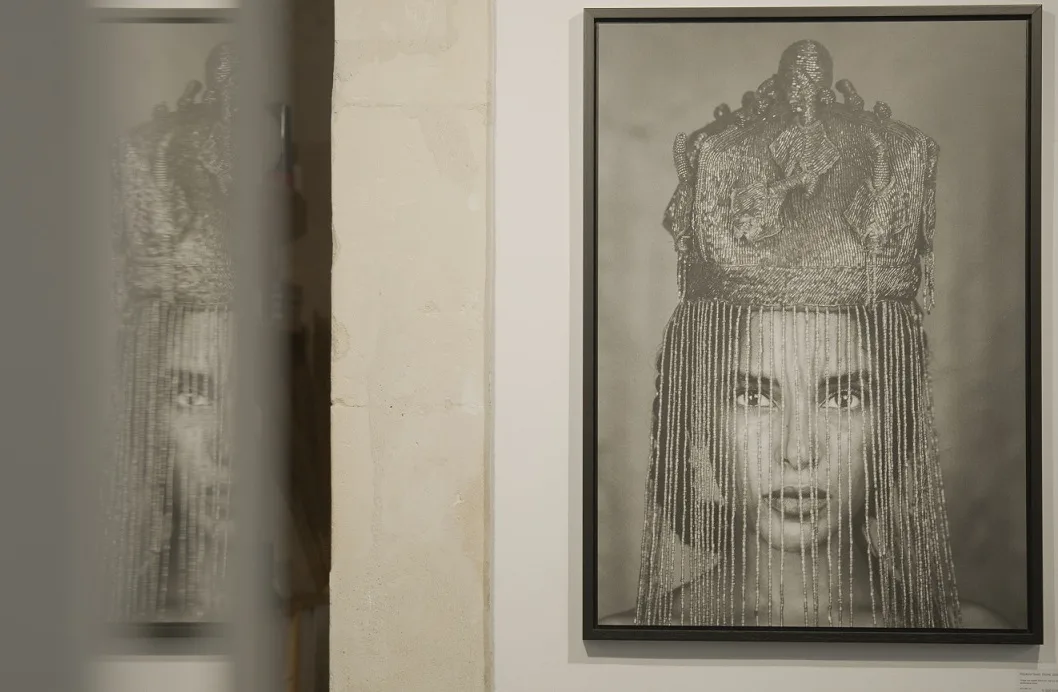 Photo Exhibition Delhpine Diallo, Fisheye Gallery Arles Schwarz-weißes Porträt-Kunstwerk, erstellt mit vertikalen Linien und Text, ausgestellt in einer Galerie vor einer weißen Wand