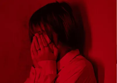 I. Baltaduonyte, focus Lituanie, Festival Circulations woman hiding her face with her hands - red background