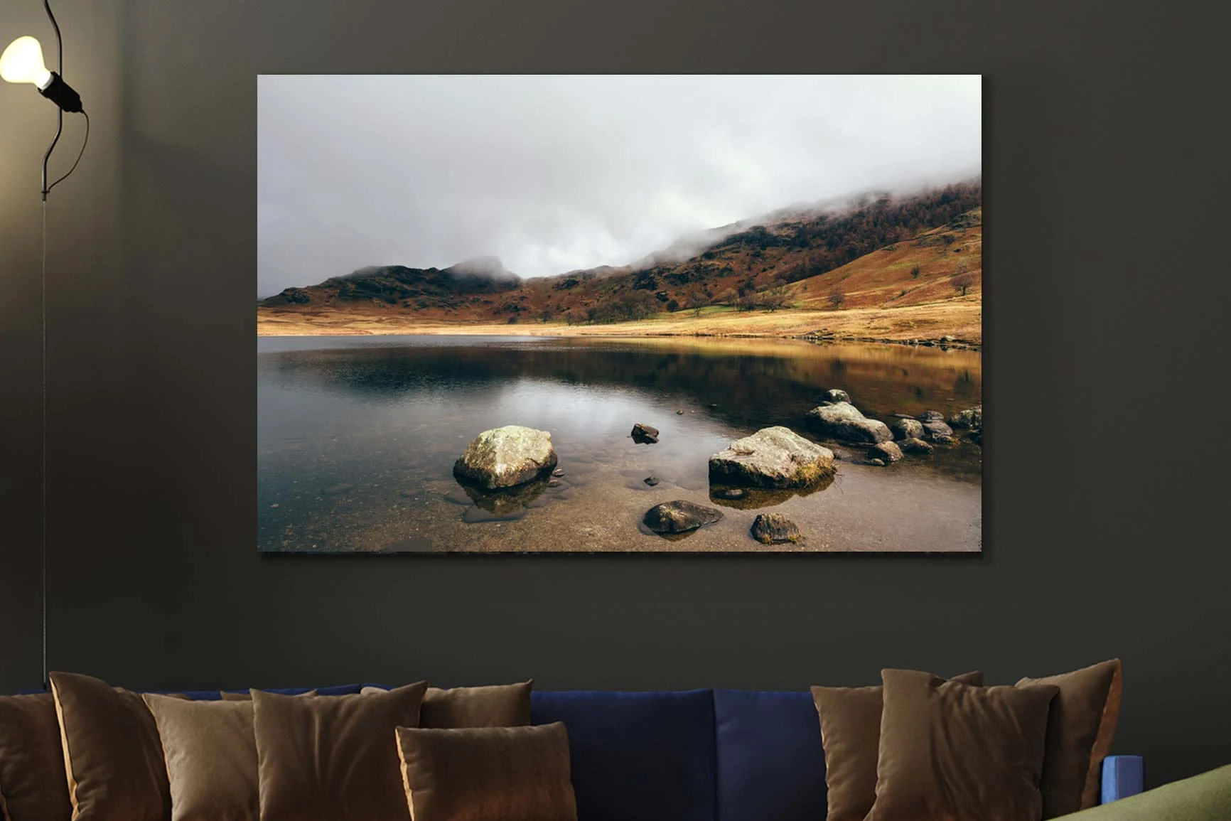 Salón con pared gris oscuro, fotografía de un paisaje con un lago y un cielo nublado en la pared. Salón con pared gris oscuro, fotografía de un paisaje con un lago y un cielo nublado en la pared.
