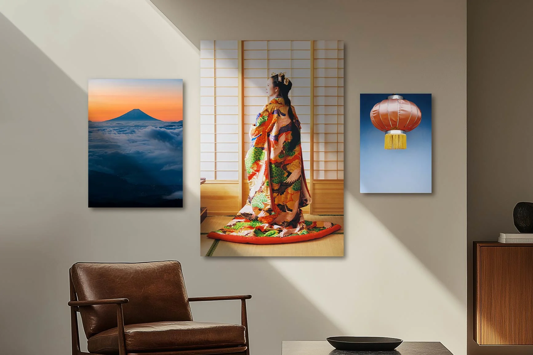 Tre quadri in vetro acrilico: a sinistra una montagna, al centro una donna in kimono, a destra una lanterna rossa. Tre quadri in vetro acrilico: a sinistra una montagna, al centro una donna in kimono, a destra una lanterna rossa.