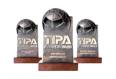 WhiteWall – TIPA World Awards Drei TIPA World Award Trophäen aus den Jahren 2013, 2017 und 2020 auf weißen Hintergrund