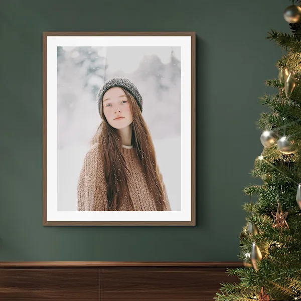 SEA | LP | Photo Gifts | Passepartout | Media matted print with black white portrait motif hanging on a wall.