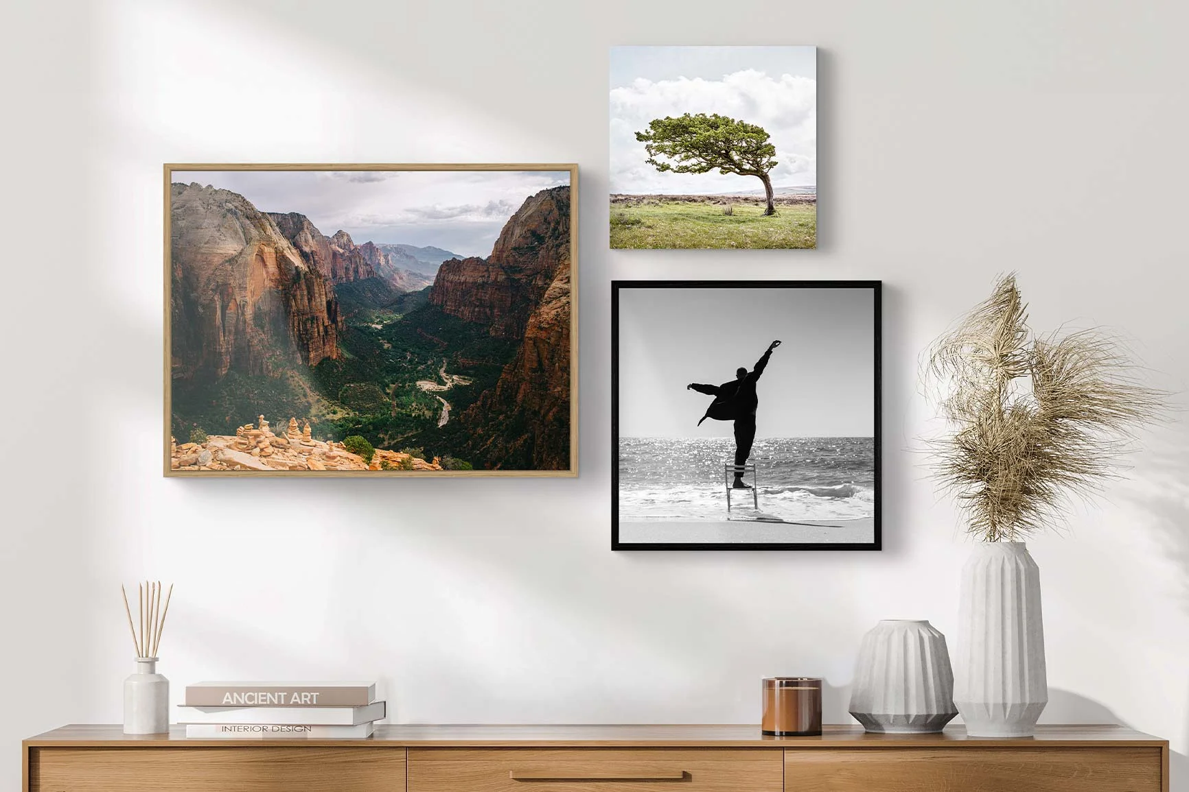Trois images encadrées sur un mur avec différents motifs. Trois images encadrées sur un mur avec différents motifs.