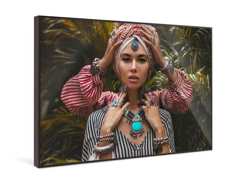 Foto in ArtBox aus Holz Foto von einer Person, welche einen Turban von einer Dame hält, gerahmt in einer ArtBox aus Holz.