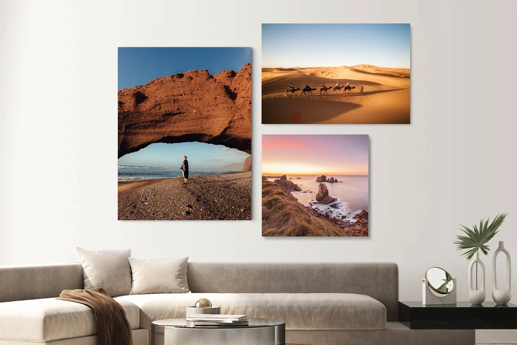 Trois photos sur alu Dibond avec différents motifs sur le mur du salon. Trois photos sur alu Dibond avec différents motifs sur le mur du salon.
