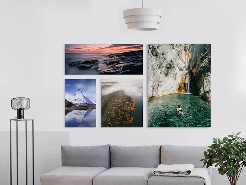 Hängung von vier Fotodrucken unter Acrylglas Mehrere Landschaftsfotos an einer Wand als Original-Fotodruck unter Acrylglas.