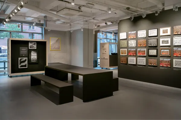 WhiteWall Store Innenansicht des Whitewall-Geschäfts mit Wandkunst-Produkten an der Wand