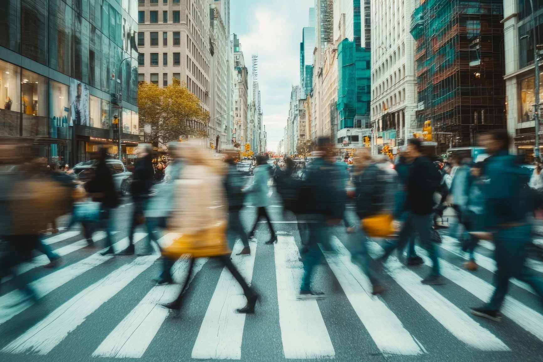 Personas cruzando un cruce muy transitado en una gran ciudad con edificios altos al fondo. Personas cruzando un cruce muy transitado en una gran ciudad con edificios altos al fondo.