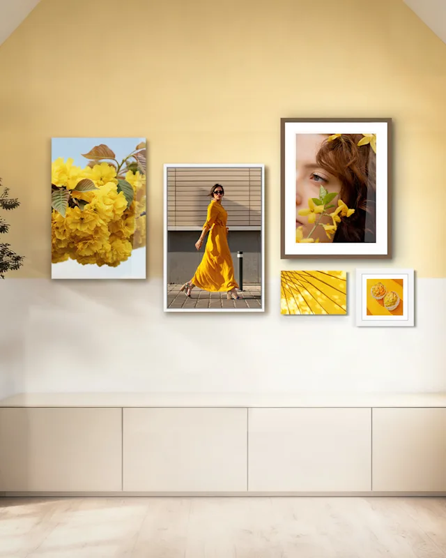 Galleria a parete assortita in luminosa mansarda