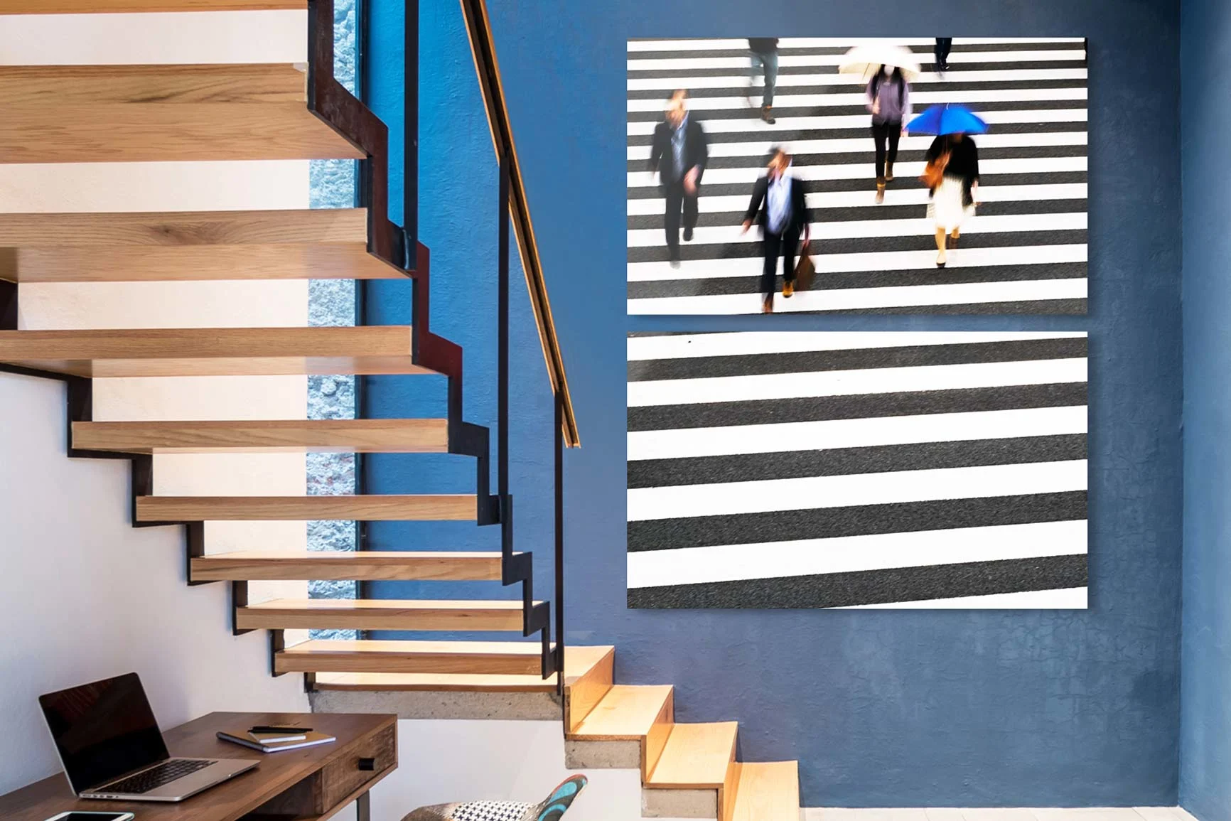 Moderna escalera de madera con barandilla metálica junto a la pared con imagen de peatones en un paso de cebra. Moderna escalera de madera con barandilla metálica junto a la pared con imagen de peatones en un paso de cebra.