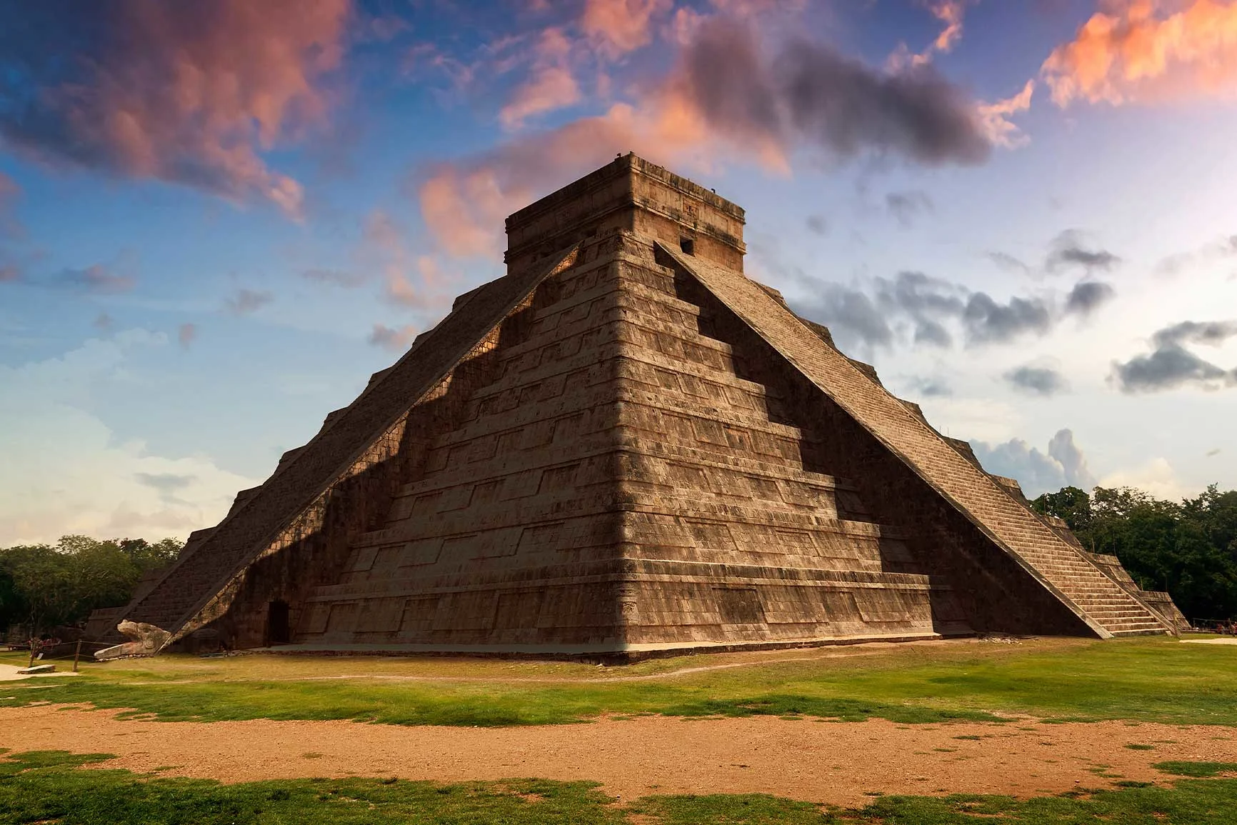 Piramide Maya El Castillo a Chichén Itzá al tramonto con cielo nuvoloso. Piramide Maya El Castillo a Chichén Itzá al tramonto con cielo nuvoloso.