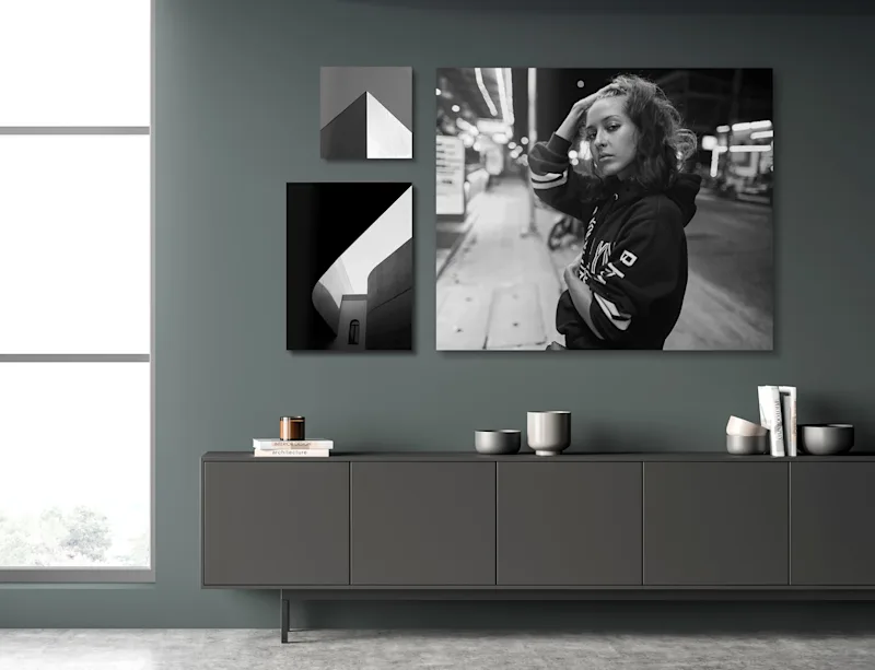 Tirage noir et blanc Ilford sur alu Dibond Trois tirages en noir et blanc sur alu Dibond accrochés à un mur gris.