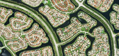 eoVision - Satellitenaufnahme Satellitenaufnahme von Wohngebiet mit Straßen, grünen Flächen und Grachten.