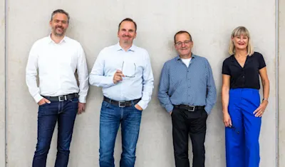 WhiteWall – Partnerschaft mit der DGPh Thomas Alscheidt, Alexander Nieswandt (WhiteWall) und Ditmar Schädel, Simone Klein (DGPh) vor Betonwand.