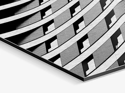 Foto-Druck auf gebürstetem Alu-Dibond Nahaufnahme einer Hausfassade auf einem Direktdruck auf gebürstetem Aluminium in Silber.